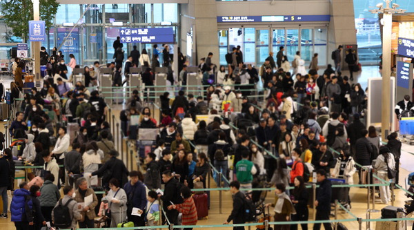 북적이는 인천공항- 설 명절 연휴를 하루 앞둔 8일 인천국제공항 제1여객터미널 출국장이 여행객들로 북적이고 있다.  연합뉴스