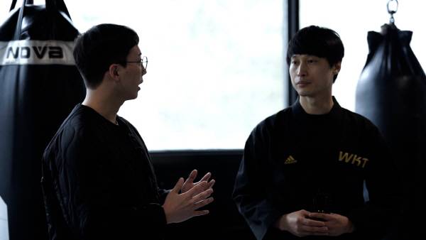 국제신문 취재진이 김성태 관장에게 질문을 하고 있다. 박세종 PD