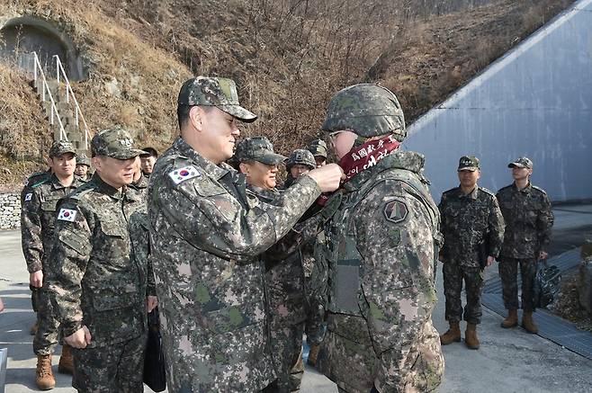 미사일전략사를 찾아 장병을 격려하는 김명수 합동참모의장 / 사진=연합뉴스