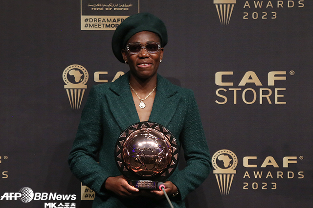 2023 아프리카축구연맹(CAF) 올해의 여자선수상을 받은 아시사트 오쇼알라. 사진=AFPBBNews=News1