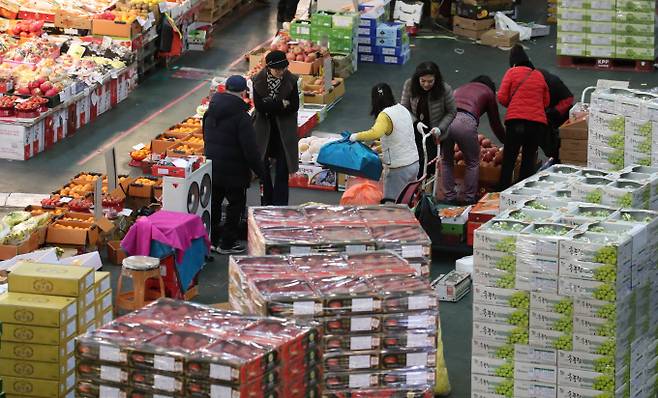 사진은 설 명절을 앞둔 지난 5일 대전 유성구 노은농수산물도매시장에 상인들이 분주히 움직이는 모습. /사진=뉴스1