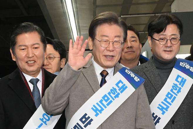 더불어민주당 이재명 대표가 8일 서울 용산구 용산역에서 설 귀성인사를 한 후 귀성 메시지를 전달하고 있다. [연합]