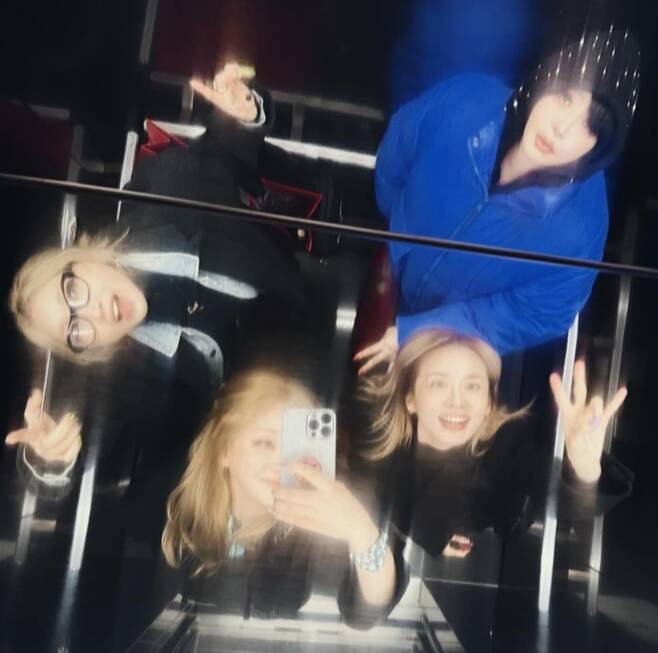 왼쪽 위부터 시계방향으로 2NE1 공민지, 박봄, 산다라박, CL(씨엘)/씨엘 소셜미디어 캡처