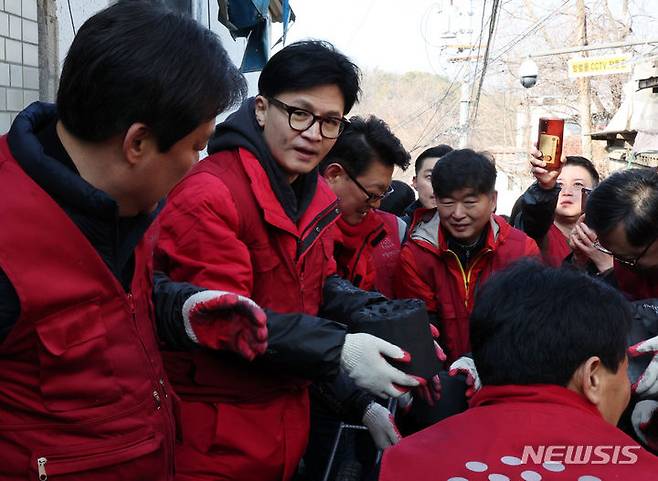 [서울=뉴시스] 홍효식 기자 = 한동훈 국민의힘 비상대책위원장이 8일 서울 노원구 중계동 백사마을에서 사랑의 연탄 나눔 봉사활동을 하고 있다. (공동취재) 2024.02.08. photo@newsis.com