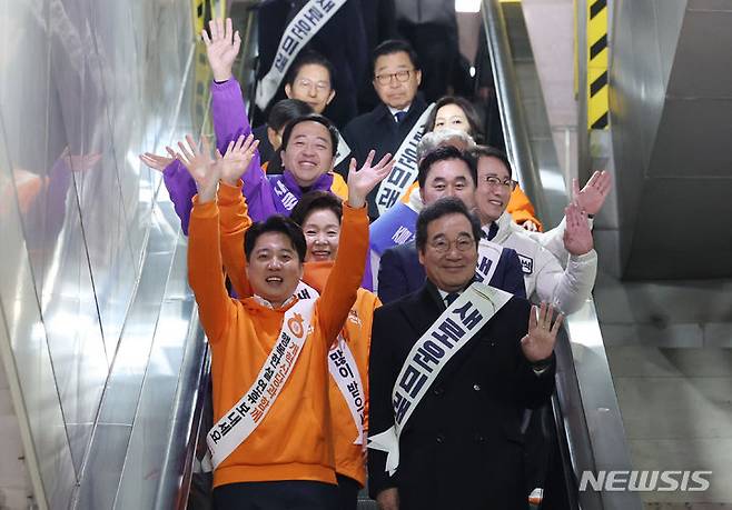 [서울=뉴시스] 고승민 기자 = 새로운미래 이낙연, 김종민 공동대표, 이준석 개혁신당 대표, 무소속(원칙과상식) 이원욱, 조응천 의원, 금태섭 새로운선택 공동대표 및 관계자들이 설 연휴 첫날인 9일 서울 용산역에서 합동 인사를 하고 있다. 2024.02.09. kkssmm99@newsis.com