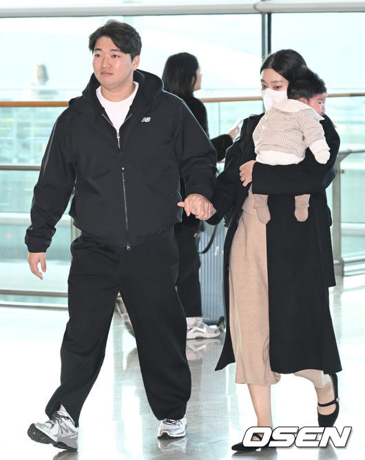 [OSEN=인천공항, 김성락 기자] 9일 오후 미국프로야구 메이저리그 샌디에이고 파드리스와 계약한 고우석이 스프링캠프에 참석하기 위해 미국으로 출국했다. 고우석, 아내 이가현이 출국장으로 향하고 있다. 2024.02.09 / ksl0919@osen.co.kr