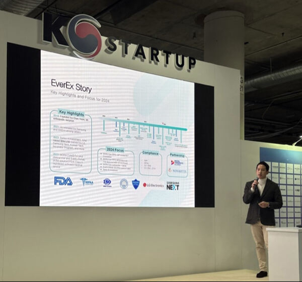 에버엑스 윤찬 대표가 올해 초 미국 라스베이거스에서 열린 ‘CES 2024’에서 중소기업벤처기업부가 운영하는 ‘K-스타트업 통합관’에 참가해 기업설명회(IR)를 진행하고 있다.    에버엑스 제공