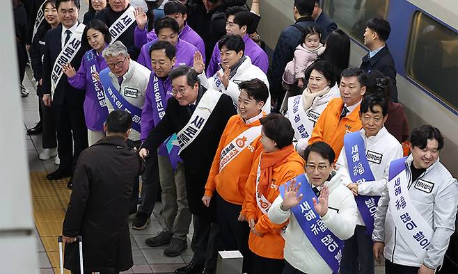 새로운미래 이낙연, 김종민 공동대표, 이준석 개혁신당 대표, 무소속(원칙과상식) 이원욱, 조응천 의원, 금태섭 새로운선택 공동대표 및 관계자들이 설 연휴 첫날인 9일 서울 용산역에서 합동 인사를 하고 있다. 뉴시스