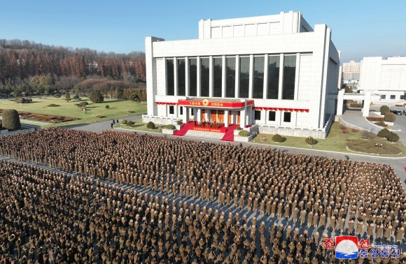 김정은 북한 국무위원장이 딸 주애와 함께 조선인민군 창건일인 지난 8일 건군절 오후에 국방성을 축하 방문했다고 조선중앙통신이 9일 보도했다. 2024.2.9 조선중앙통신, 연합뉴스