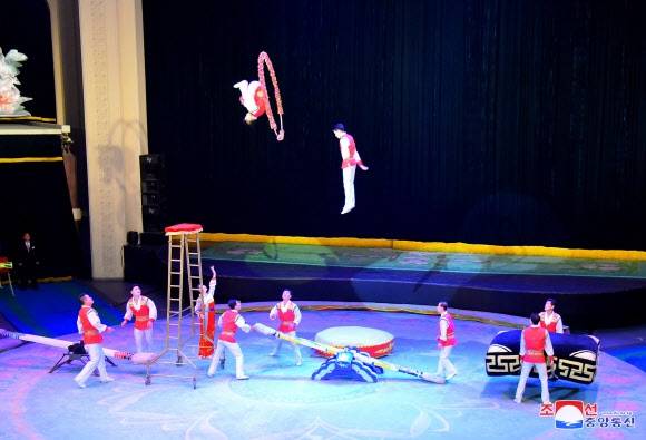 북한에선 설날에 다양한 공연이 펼쳐진다. 사진은 지난 2022년 2월 1일 설날을 맞아 평양교예극장에서 열린 종합교예공연 모습. 평양 조선중앙통신 연합뉴스