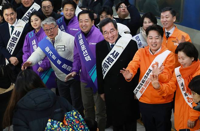 새로운미래 이낙연 공동대표, 개혁신당 이준석 대표, 원칙과상식 조응천 의원, 새로운선택 금태섭 공동대표 등이 9일 오전 서울 용산역에서 설 귀성인사를 하고 있다. ⓒ연합뉴스