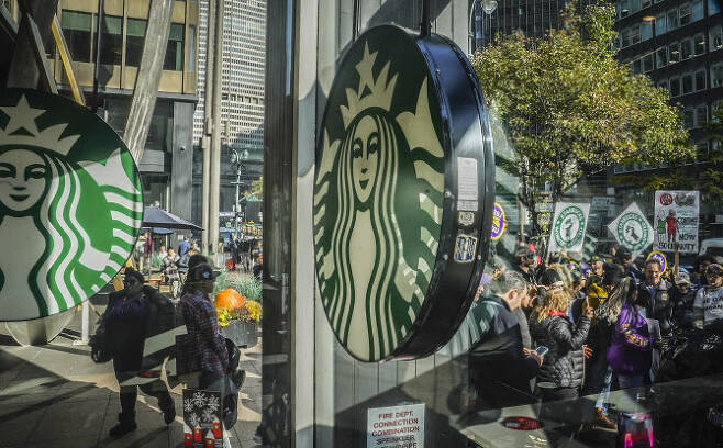 미국 뉴욕의 맨해튼 중심가 스타벅스 커피 판매장.(사진=AP)