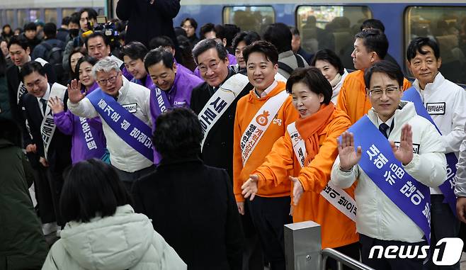 이준석 개혁신당 대표와 양향자 원내대표, 이낙연·김종민 새로운미래 공동대표, 금태섭·조성주 새로운선택 공동대표, 조응천·이원욱 원칙과상식 의원이 설 연휴 첫날인 9일 서울 용산역에서 명절 귀성객들에게 인사를 하고 있다. 2024.2.9/뉴스1 ⓒ News1 김도우 기자