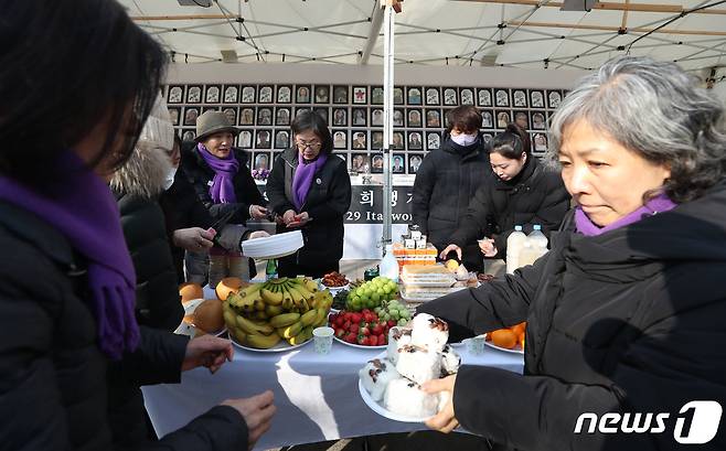 설날인 10일 오후 서울광장 이태원참사 분향소에서 열린 '10.29 이태원 참사 희생자 합동차례'가 끝난 뒤 유가족들이 음식 나눔을 위해 음식을 옮기고 있다. 2024.2.10/뉴스1 ⓒ News1 이승배 기자