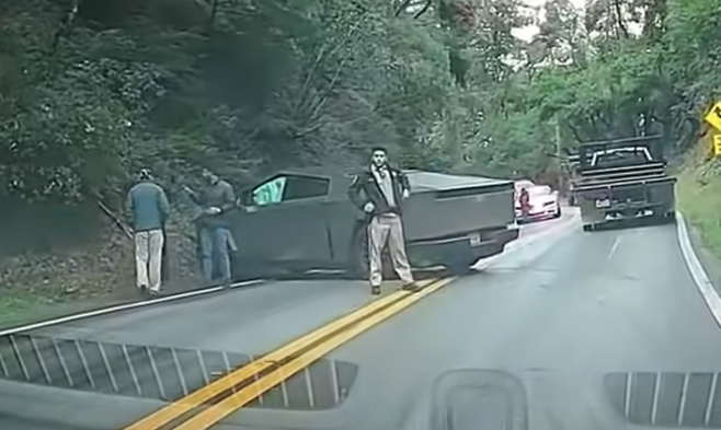 지난 1월 미국&nbsp;&nbsp;산호세 페이지 밀 로드(Page Mill Road)에서 발생한 테슬라 사이버트럭 최초의 사고, 당시 사이버트럭은 멀쩡한 반면 상대 차량인 도요타 코롤라는 반파 상태였다.&nbsp;