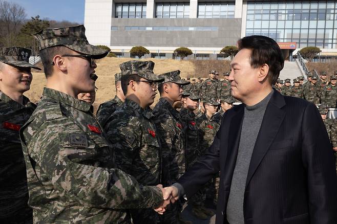 윤석열 대통령이 설날인 10일 해병대 청룡 부대(2사단)을 방문해 장병들과 악수하고 있다./대통령실