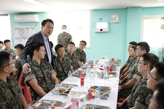 윤석열 대통령이 10일 수도방위사령부 예하 방공중대를 방문해 장병들을 격려했다. 대통령실 제공