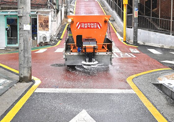 서울 양천구의 한 도로에서 제설제를 살포하는 모습. 양천구 제공