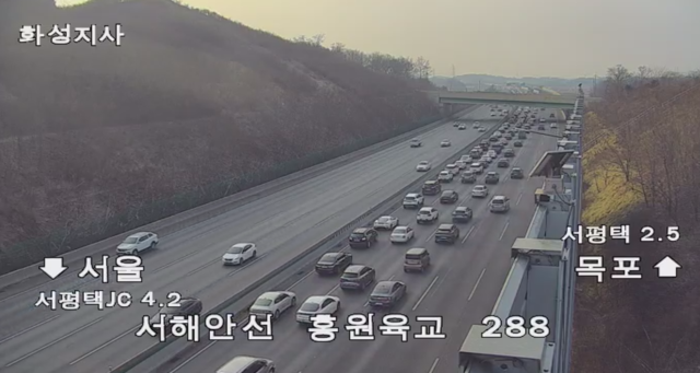 10일 오전 9시20분께 서해안고속도로 목포 방향 서평택 분기점 부근의 차량 정체 모습 한국도로공사 제공