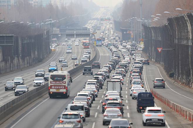 설날인 10일 경부고속도로 서울 잠원IC 인근 하행선이 정체를 빚고 있다. [사진출처 = 연합뉴스]