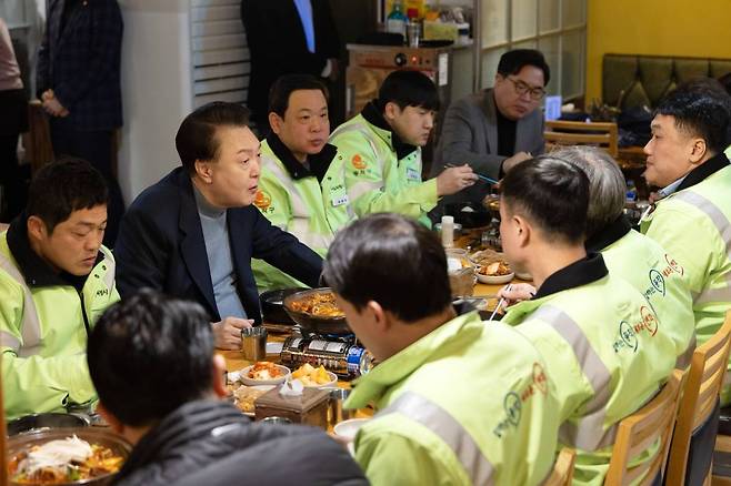 [서울=뉴시스] 윤석열 대통령이 설 연휴 첫날인 9일 서울 동작구 한 식당에서 환경공무관들과 만나 떡국으로 조찬을 하며 대화하고 있다. (사진=대통령실 제공) 2024.02.09. *재판매 및 DB 금지