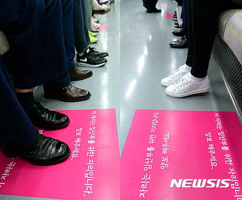 [서울=뉴시스]최진석 기자 = 임산부의 날인 10일 서울 도시철도 7호선 지하철 안에 비어있는 임산부 배려석과 승객이 앉은 임산부 배려석이 대조를 이루고 있다. 2016.10.10.  myjs@newsis.com