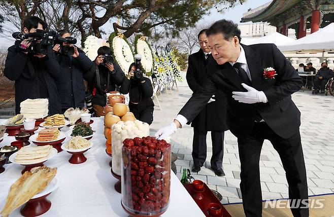 [파주=뉴시스] 홍효식 기자 = 김영호 통일부 장관이 설날인 10일 경기도 파주 임진각 평화의 종 광장에서 열린 제40회 망향경모제에서 헌화하고 있다. 2024.02.10. yesphoto@newsis.com