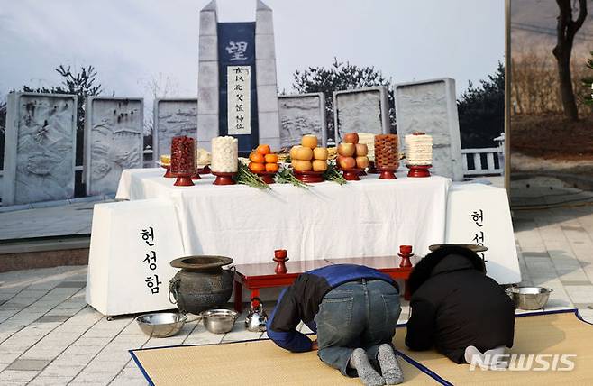 [파주=뉴시스] 홍효식 기자 = 설날인 10일 경기도 파주 임진각 평화의 종 광장에서 열린 제40회 망향경모제에 앞서 참배객들이 참배하고 있다. 2024.02.10. yesphoto@newsis.com