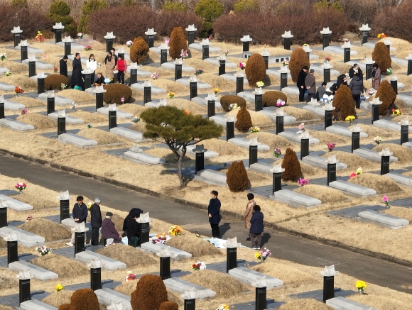 설 연휴를 앞둔 지난 4일 인천가족공원을 찾은 성묘객들이 성묘를 하고 있다. 2024.2.4 연합뉴스