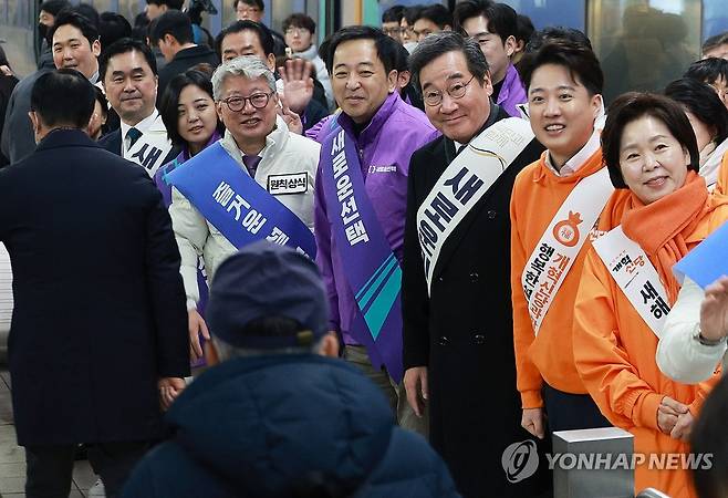 '제3지대' 설 귀성인사도 함께 (서울=연합뉴스) 한종찬 기자 = 새로운미래 이낙연 공동대표, 개혁신당 이준석 대표, 원칙과상식 조응천 의원, 새로운선택 금태섭 공동대표 등이 9일 오전 서울 용산역에서 설 귀성인사를 하고 있다. 2024.2.9 saba@yna.co.kr