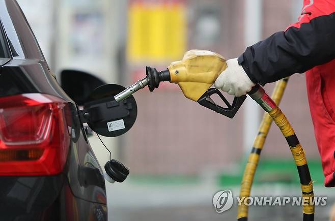 '국제유가 들썩' 유류세 인하조치 재연장 무게…벌써 8번째 [연합뉴스 자료사진]