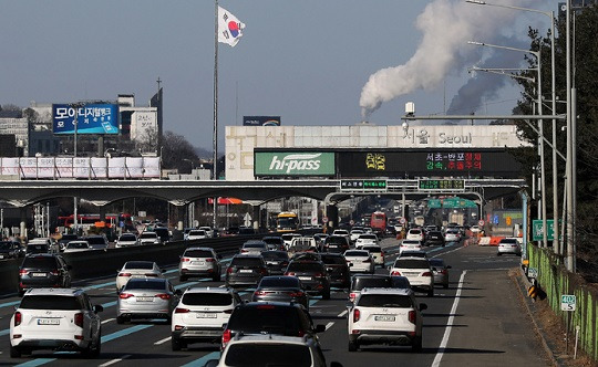 지난해 1월 24일 경기 성남시 서울톨게이트 인근 경부고속도로 상행선(서울 방향)이 귀경하는 차량들로 정체를 빚고 있다. 사진=뉴시스