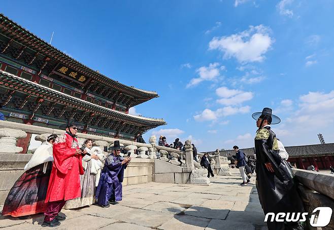 설 연휴 첫날인 9일 서울 종로구 경복궁이 관람객들이 사진을 촬영하며 추억을 간직하고 있다. 문화재청 궁능유적본부는 설 연휴 기간인 12일까지 4대궁과 종묘, 조성왕릉, 세종대왕 유적 및 국립현대미술관 네 관을 무료 개방한다. 2024.2.9/뉴스1 ⓒ News1 김도우 기자