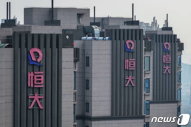 29일(현지시간) 중국 장쑤성 난징의 한 아파트 단지에 부동산 대기업 헝다의 로고가 보인다. ⓒ AFP=뉴스1 ⓒ News1 박재하