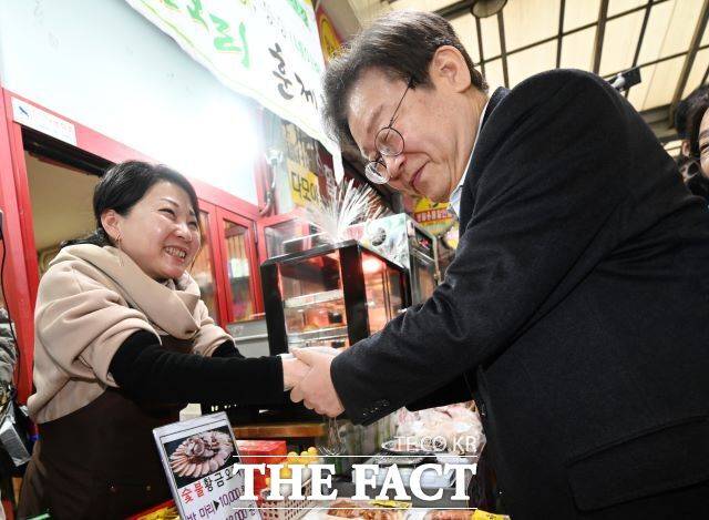 민주당 내에서는 이낙연 신당 이슈가 우려되는 요인 중 하나다. 이 대표 사법리스크에 대해서는 이미 소명됐다는 입장도 나왔다. 이 대표가 지난 5일 오후 설 명절을 앞두고 광주 서구 양동시장을 찾아 상인과 악수를 나누고 있는 모습./뉴시스