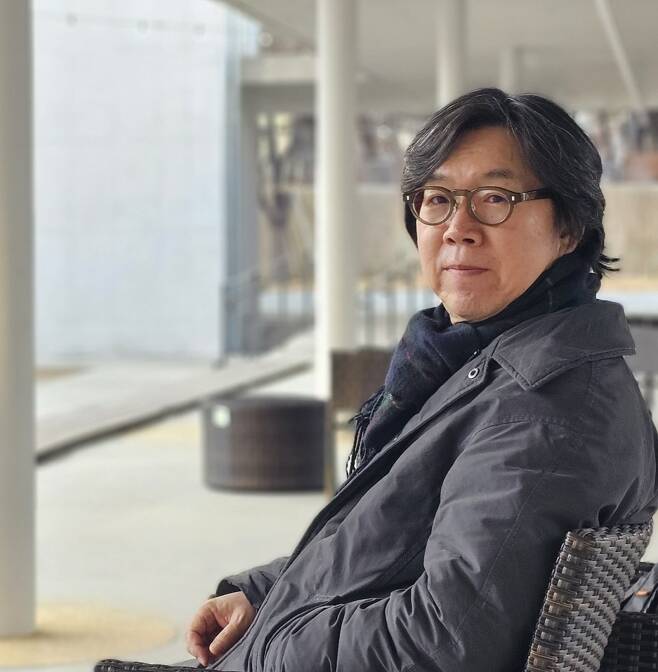 서울 양천구 목동 오목공원에서 박승진 디자인스튜디오 로사이 대표를 만났다. 30여 년 된 오목공원은 그의 리모델링 설계를 거쳐 ‘도시형 공공 라운지’로 다시 태어났다. 김선미 기자