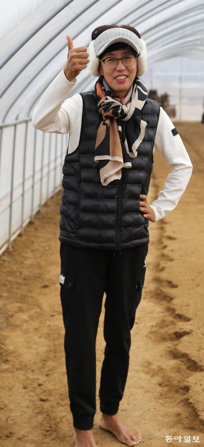 박은경  씨가 경기도 고양시 행주내동 한 비닐하우스에서 맨발로 걷다 포즈를 취했다. 고양=양종구 기자 yjongk@donga.com