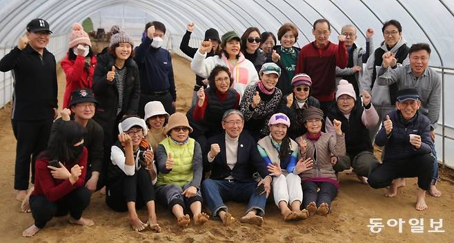 박은경 씨(앞줄 왼쪽에서 두 번째)가 경기도 고양시 행주내동 한 비닐하우스에서 맨발 걷는 사람들과 포즈를 취했다. 왼쪽에서 네 번째가 박동창 맨발걷기국민운동본부 회장. 고양=양종구 기자 yjongk@donga.com
