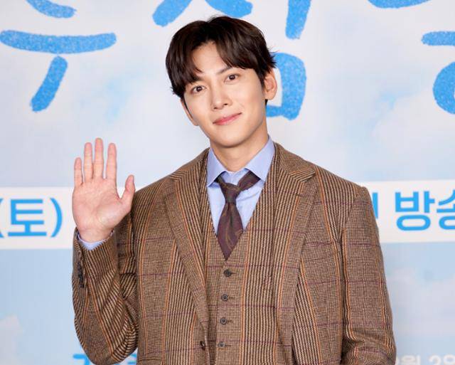 지창욱 측이 실내 흡연 논란과 관련해 고개를 숙였다. JTBC 제공