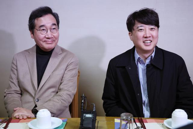 이낙연(오른쪽) 이준석 개혁신당 공동대표가 11일 오후 서울 종로구의 한 식당에서 열린 제1차 개혁신당 임시 지도부 회의에서 만나 나란히 앉아 있다.뉴스1