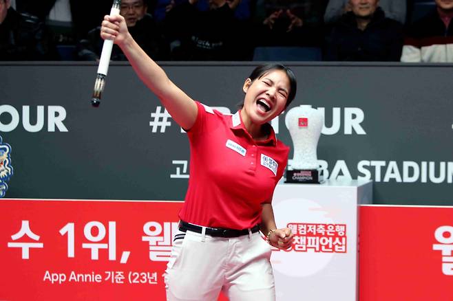 스롱 피아비가 11일 고양 킨텍스 PBA 스타디움에서 열린 2023~24시즌 8차 투어 웰컴저축은행 웰뱅 PBA-LPBA 챔피언십 결승에서 우승이 확정되자 기뻐하고 있다. 사진=PBA