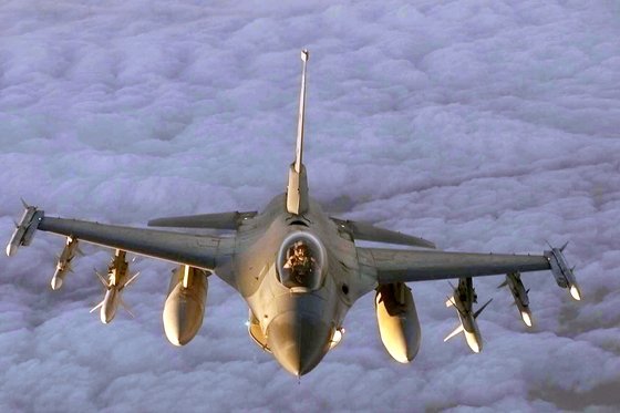 미국 공군의 F-16 파이팅 팰콘. 미 공군