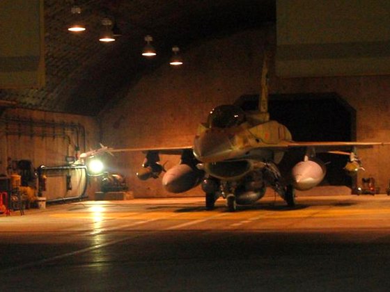 2007년 9월 5일 시리아의 알키바 원전을 폭격하기 위해 이스라엘 공군 F-16이 출격을 준비하고 있다. 이스라엘군