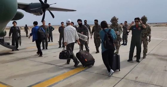 무력 충돌이 발생한 수단에 체류 중이던 교민 28명이 지난해 4월 24일 포트수단 공항을 찾아 교민 구출을 위해 기다리던 공군 C-130J에 탑승하고 있다. 대통령실
