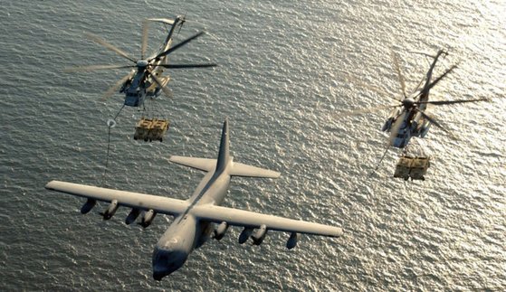 KC-130J 수퍼허큘리스가 CH-53E 수퍼스탤리언 2대에 연료를 공급하고 있다. 미 해병대
