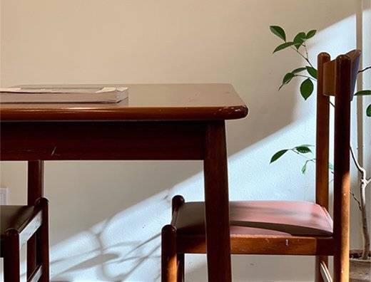 1990년대에 출시된 것으로 추정되는 보루네오 2인 식탁세트. 사진 장윤정