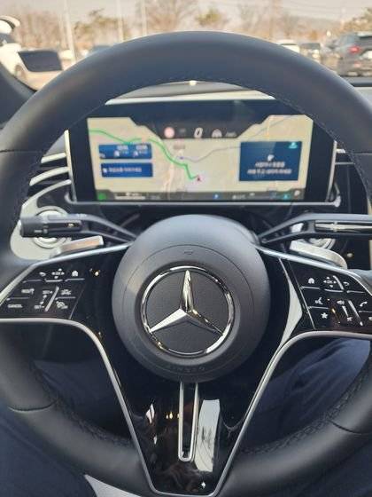 벤츠 11세대 E클래스 스티어링휠 대부분의 기능이 터치식이라 운전자의 부주의로 잘못 누르는 경우가 많았다. 박영우 기자