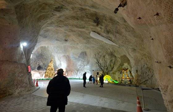활옥동굴 메인 통로는 높이가 6m에 달하고 바닥도 평평해 남녀노소 걷기 편하다. 활석 광산이라 벽이 하얀 색이다. 프리랜서 김성태