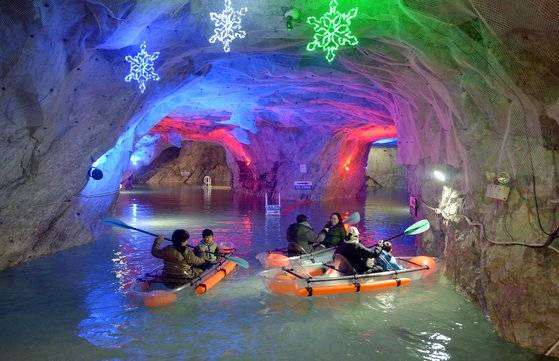 지난 6일 충북 충주시 목벌동 활옥동굴에서 관람객들이 투명 카약을 즐기고 있다. 프리랜서 김성태