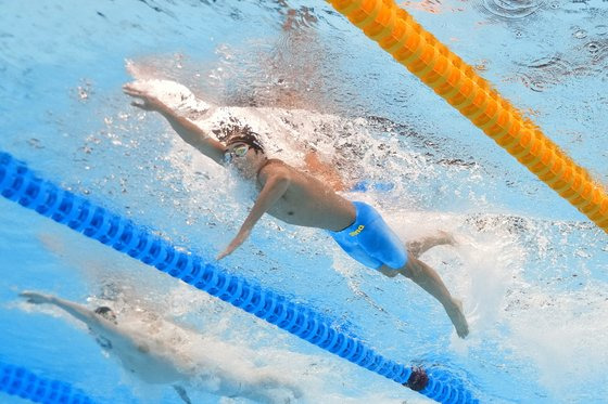 11일 2024 세계수영선수권 남자 자유형 400ｍ 예선에서 역영하는 김우민. AP=연합뉴스